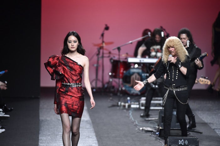 Los vestidos asimétricos, que también subió a la pasarela Hedi Slimane en su última colección para Yves Saint Laurent, nos transladan a los años 80.