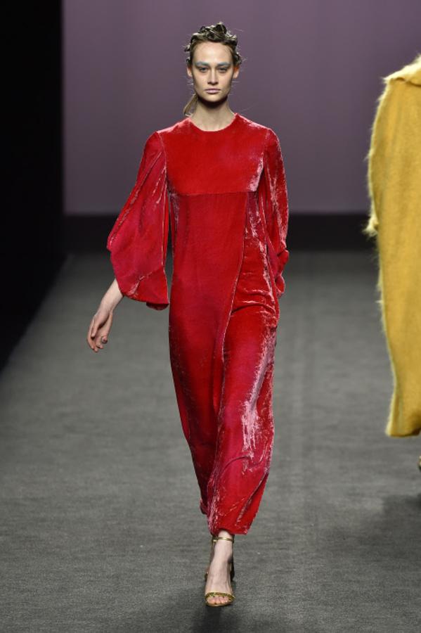 Los vestidos de terciopelo, con mangas acampanadas, son todo un básico para el asturiano.