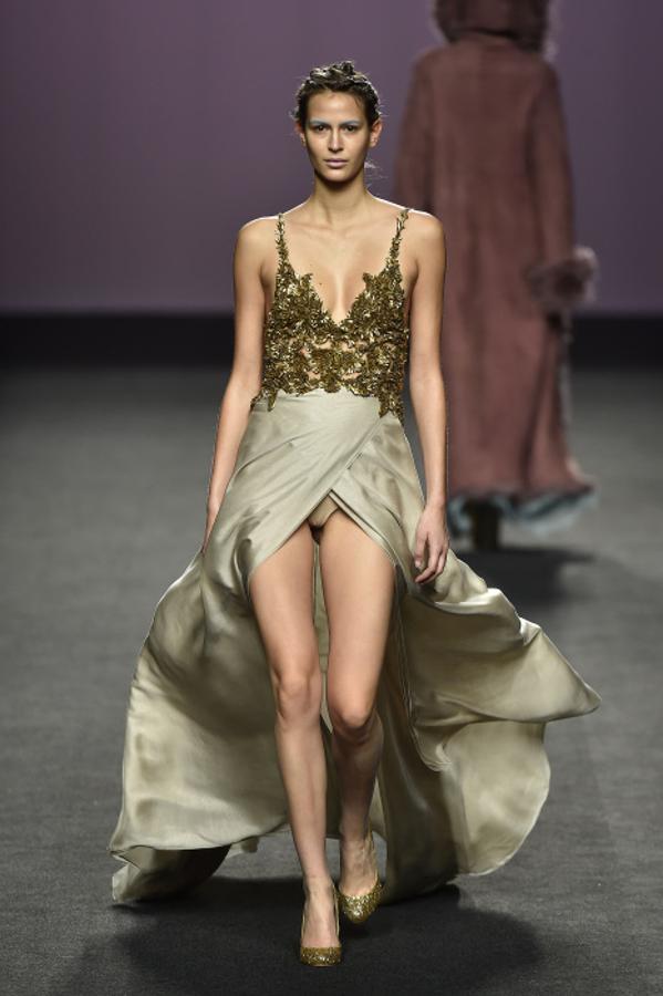 Luego se sirve de materiales nobles con carácter como las aplicaciones de latón en oro viejo en colores naturales.