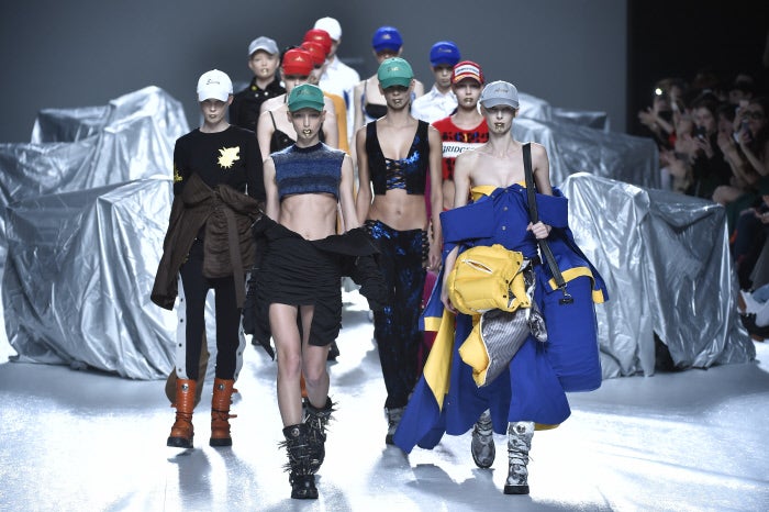 Carrusel final del desfile de la firma de Víctor Alonso y María Lemus.