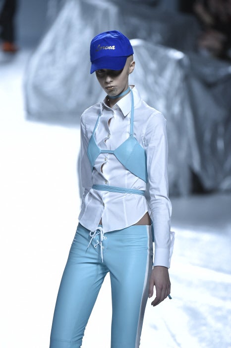 La ropa interior queda al descubierto que se convierte en un complemento tan importante como un cinturón o un collar.