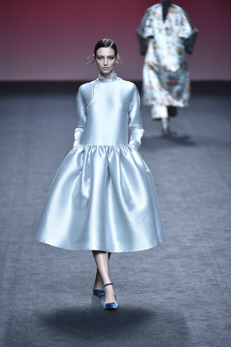 A pesar de que la firma se ha inspirado en la porcelana asiática, sus prendas siguen teniendo ese estilo lady que tanto les caracteriza.