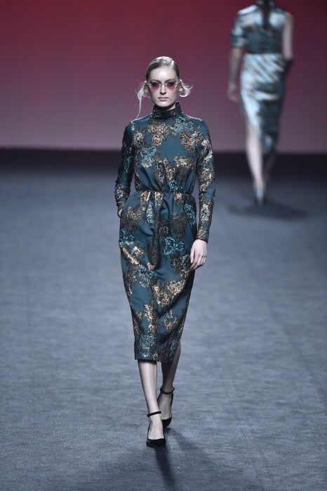 Los vestidos de largo midi rezuman elegancia, pero no por ello dejan de ser sexys gracias a la abertura lateral en la falda y la marcada cintura.