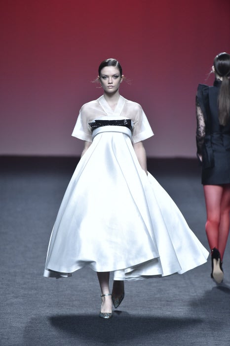 La feminidad más extrema se apodera de los vestidos de corte arquitectónico de los diseñadores españoles de The 2nd Skin Co.