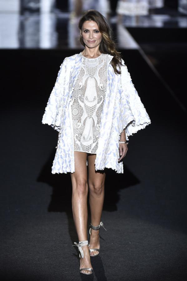 La modelo Almudena Fernández luce uno de los diseños de la colección de Duyos otoño-invierno 2017/18 en la Mercedes Benz Fashion Week Madrid.