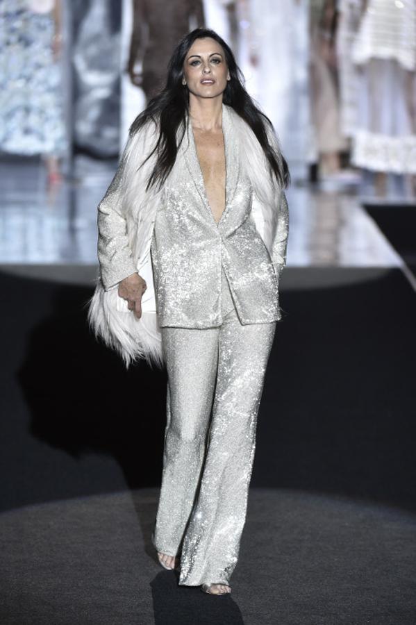 La modelo Helena Barquilla luce uno de los diseños de la colección de Duyos otoño-invierno 2017/18 en la Mercedes Benz Fashion Week Madrid.