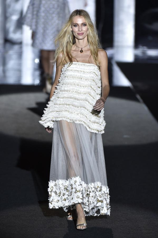 La modelo Vanesa Lorenzo luce uno de los diseños de la colección de Duyos otoño-invierno 2017/18 en la Mercedes Benz Fashion Week Madrid