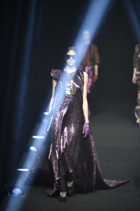 El escarabajo, símbolo de la constancia, aparece constantemente a lo largo de la colección, tanto en estampados como en los complementos de Alvarno -Grey by Carmen Ruiz.