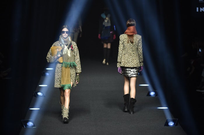 El color y la riqueza de texturas y materiales vuelven a ser claves en los diseños de Alvarno, uno de los puntos fuertes del dúo de creadores.