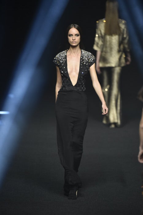 El negro, el color del escarabajo, no ha faltado en la colección que sirve como lienzo de los maravillosos bordados joya con detalles de Swarovski.