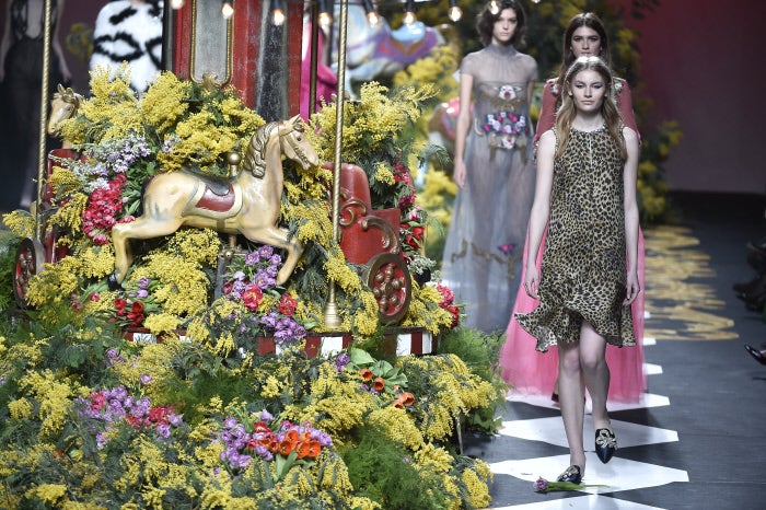 Carrusel final del desfile de Jorge Vázquez.