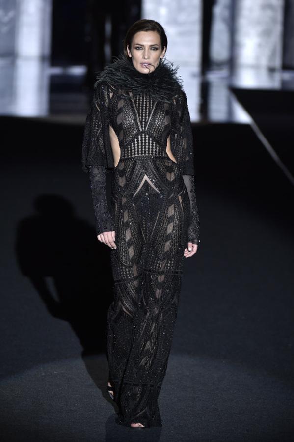 La emblemática modelo Nieves Álvarez luce uno de los diseños de la colección de Duyos otoño-invierno 2017/18 en la Mercedes Benz Fashion Week Madrid.