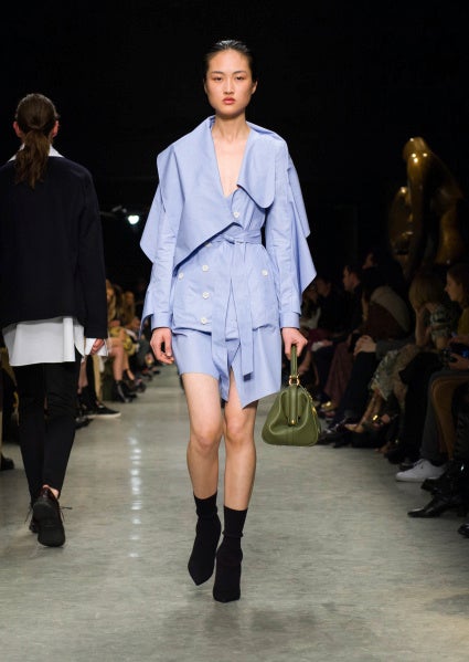 El trench se reinventa en siluetas, tejidos y colores nuevos.