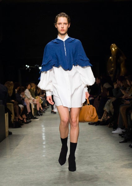 Las siluetas casi escultóricas de la colección beben directamente de la obra Henry Moore.