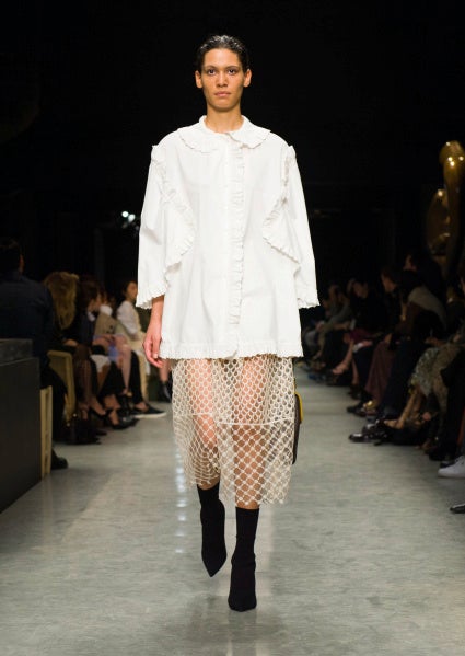 Burberry juega con los tejidos y las texturas en la colección Febrero 2017.