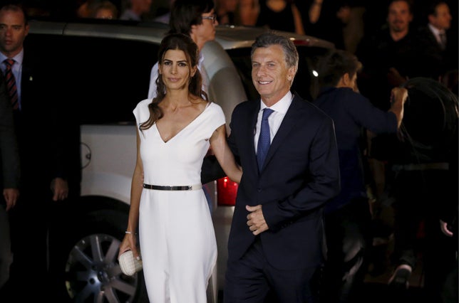 Para la cena de gala que se celebró en el Teatro colón de Buenos Aires para celebrar la toma de posesión de Macri, la ya primera dama apostó por un espectacular vestido de crepe con escote a la espalda y abertura frontal de la firma argentina Menage á Trois, al que añadió un cinturón metalizado de Giuseppe Zanotti.