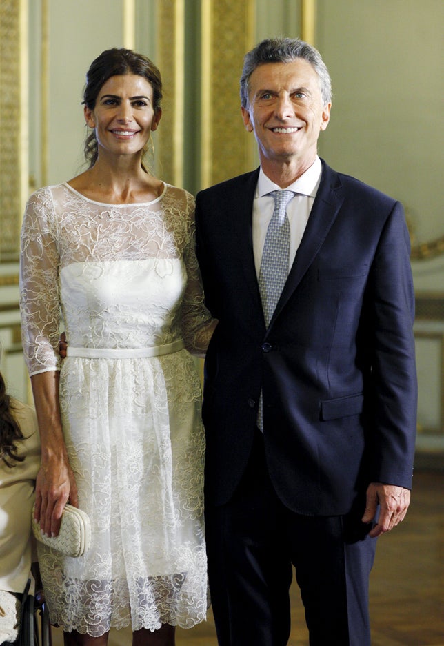 El día de la toma de posesión de Mauricio Macri (y su estreno oficial como primera dama),Juliana Awada eligió un elegante vestido blanco de gasa y encaje de su propia marca, Awada.