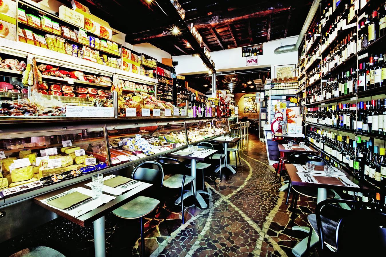 Es como un antiguo ultramarinos, pero posee las mesas más codiciadas de Roma: es el Roscioli. salumeriaroscioli.com