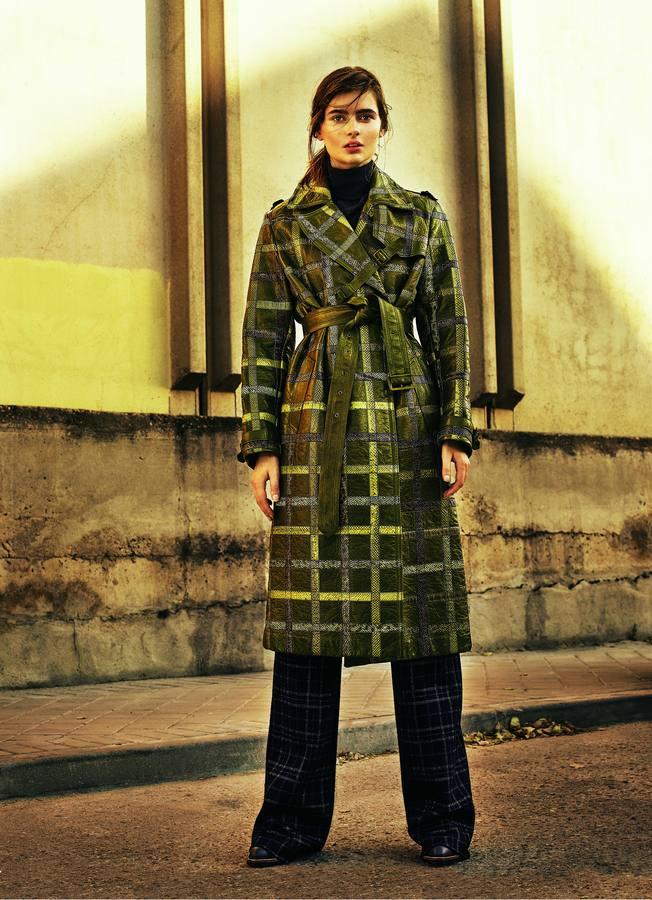 Trench, pantalón y jersey, todo de Bottega Veneta. Los botines son de Tod's.