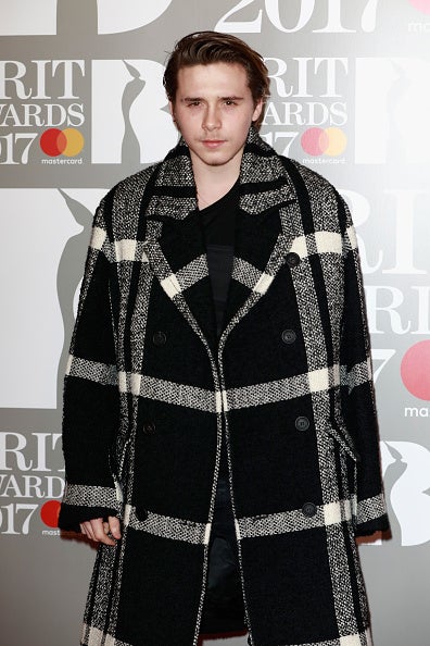 El hijo de David y Victoria Bechkham derrochó estilo con un abrigo de cuadros de Burberry.