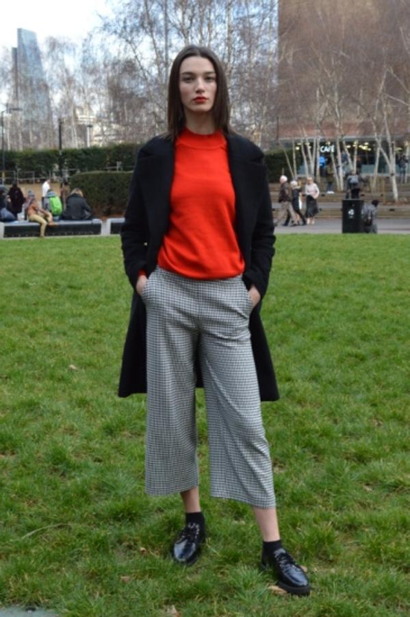 Pantalón culotte, chaqueta oversize y zapatos masculinos