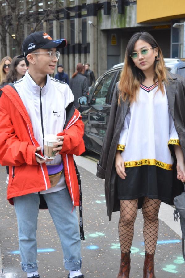 Ella: sin duda vuelven a llevarse las medias de rejilla, combiandas con botín de pitón y vestido saco bicolor con detalle amarillo. Él: gorra beisbolera, pantalón pitillo y chaqueta 'off shoulders', la tendencia estrella de la temporada también en los chicos.