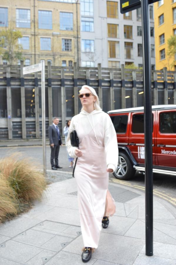 Total look rosa, sudadera y zapatos pala Gucci