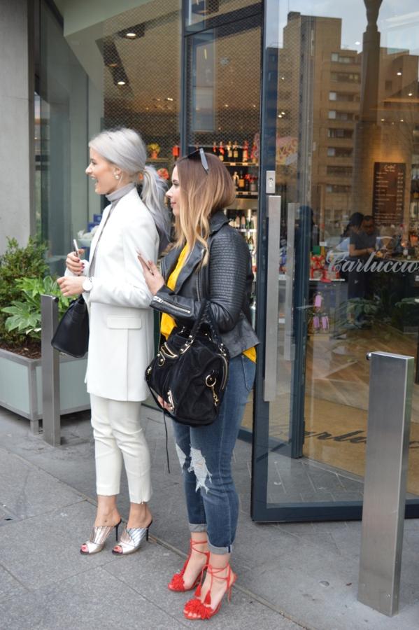 A la derecha: pantalón pitillo, combinado con sandalias y chaqueta biker negra. A la izquierda: total look white en traje de chaqueta de largo levita y pantalón piitillo con mules plateados, con estampado print animal. Atención a la tonalidad del pelo, los rubios, de todo tipo de intrepretación, ganan la partida esta temporada