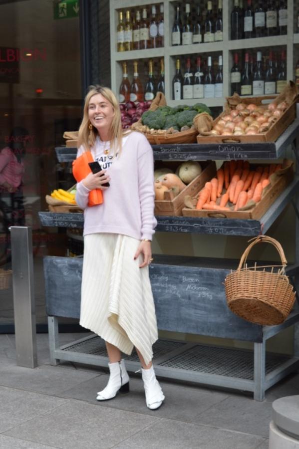 Cómo combinarla correctamente con cualquier tipo de prenda y hacer la correcta elección de tejidos y de look en función de la situación es uno de los retos de esta primaveras.