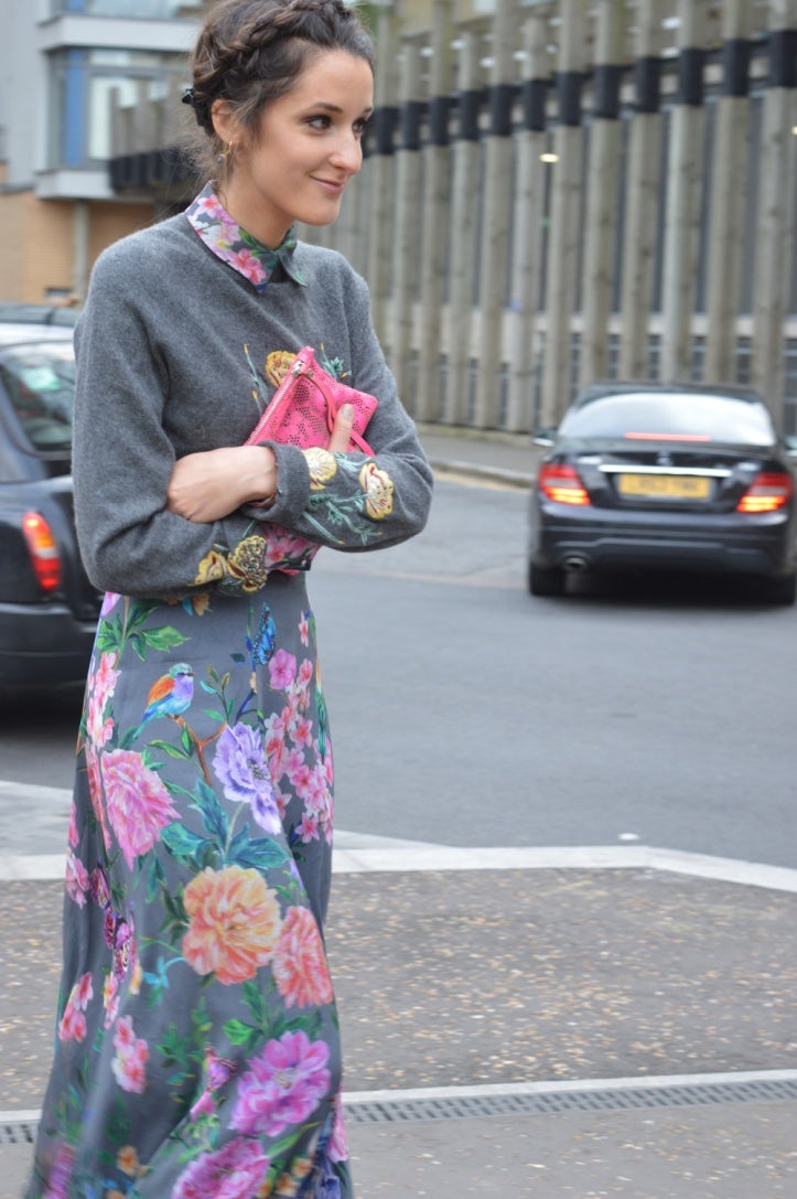 Se ha apoderado de nuestras prendas en el armario y de la decoración de nuestros hogares. Incluso los más minimalistas ha sucumbido en algún momento en los últimos años para incoporar alguna prenda, complemento u objeto de decoración con este estampado, con colores más planos o vivos. La tendencia nos seguirá acompañando esta primavera - verano 2017