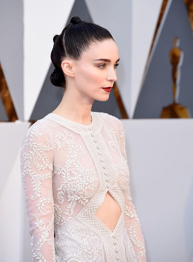 En los Oscars 2016 Rooney Mara con un original recogido muy pulido: una coleta adornada con tres moñetes.