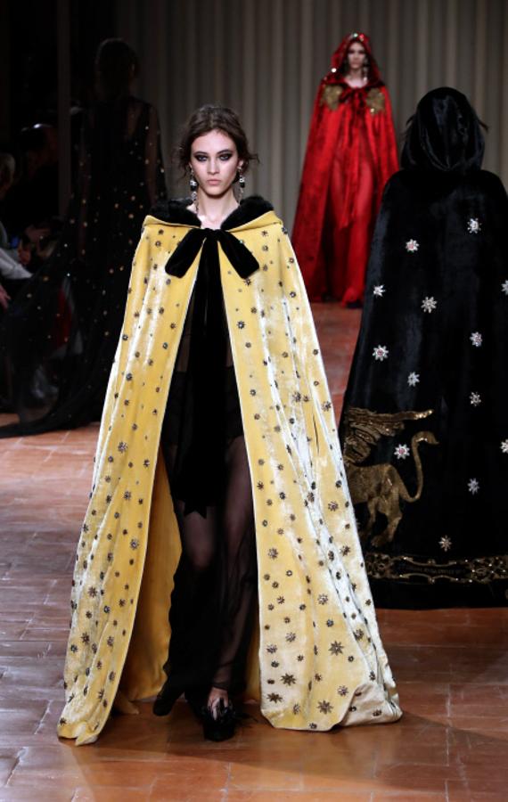 Look con impresionante capa bordada de la colección otoño-invierno 2017/18 de Alberta Ferretti en la Semana de la Moda de Milán