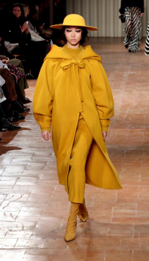 'Total look' amarillo de la colección otoño-invierno 2017/18 de Alberta Ferretti en la Semana de la Moda de Milán
