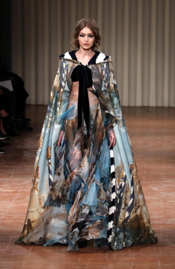 Gigi Hadid con uno de los looks de la colección otoño-invierno 2017/18 de Alberta Ferretti en la Semana de la Moda de Milán