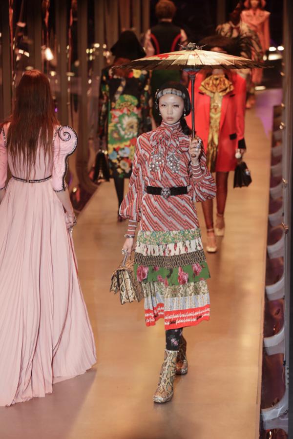 Mix de estampados en este look de la colección otoño-invierno 2017/18 de Gucci en la Semana de la Moda de Milán