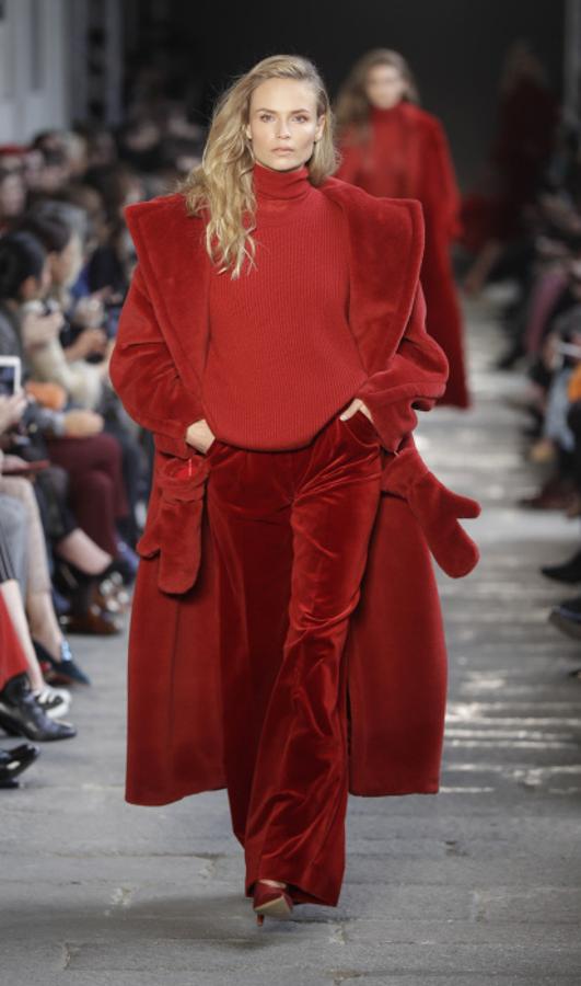 'Total look' en rojo de la colección otoño-invierno 2017/18 de Max Mara en la Semana de la Moda de Milán