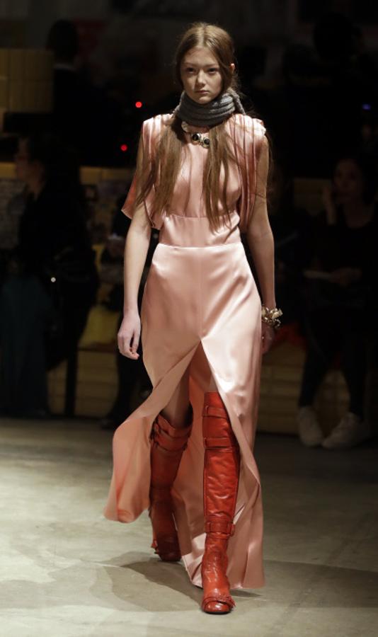 Sofisticado 'slip dress' de la colección otoño-invierno 2017/18 de Prada en la Semana de la Moda de Milán