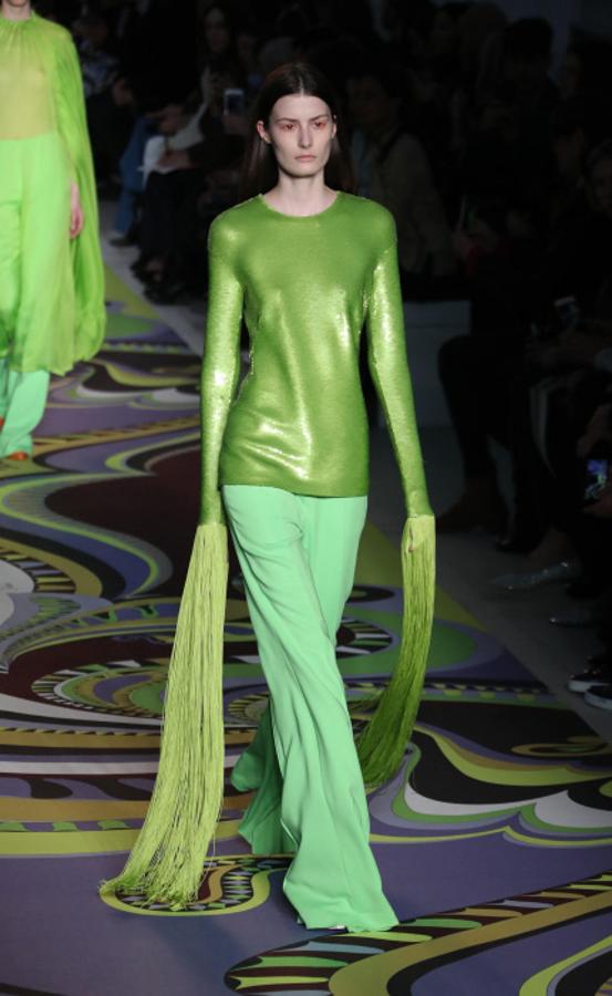 Arriesgado look flúor de la colección otoño-invierno 2017/18 de Pucci en la Semana de la Moda de Milán