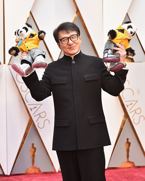 Fue fiel a su estilo y una vez más se decantó por un look negro con chaqueta de inspiración asiática.