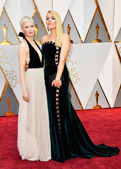 Michelle Williams fue fiel a Louis Vuitton con un vestido con lazada en el cuello en black & white, mientras que Busy Phillipps optó por una creación en terciopelo.