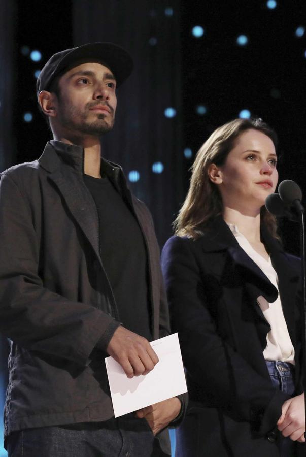 Riz Ahmed y FelicityJones ultiman los detalles para su aparición en la gala de los 89 Premios Oscar.