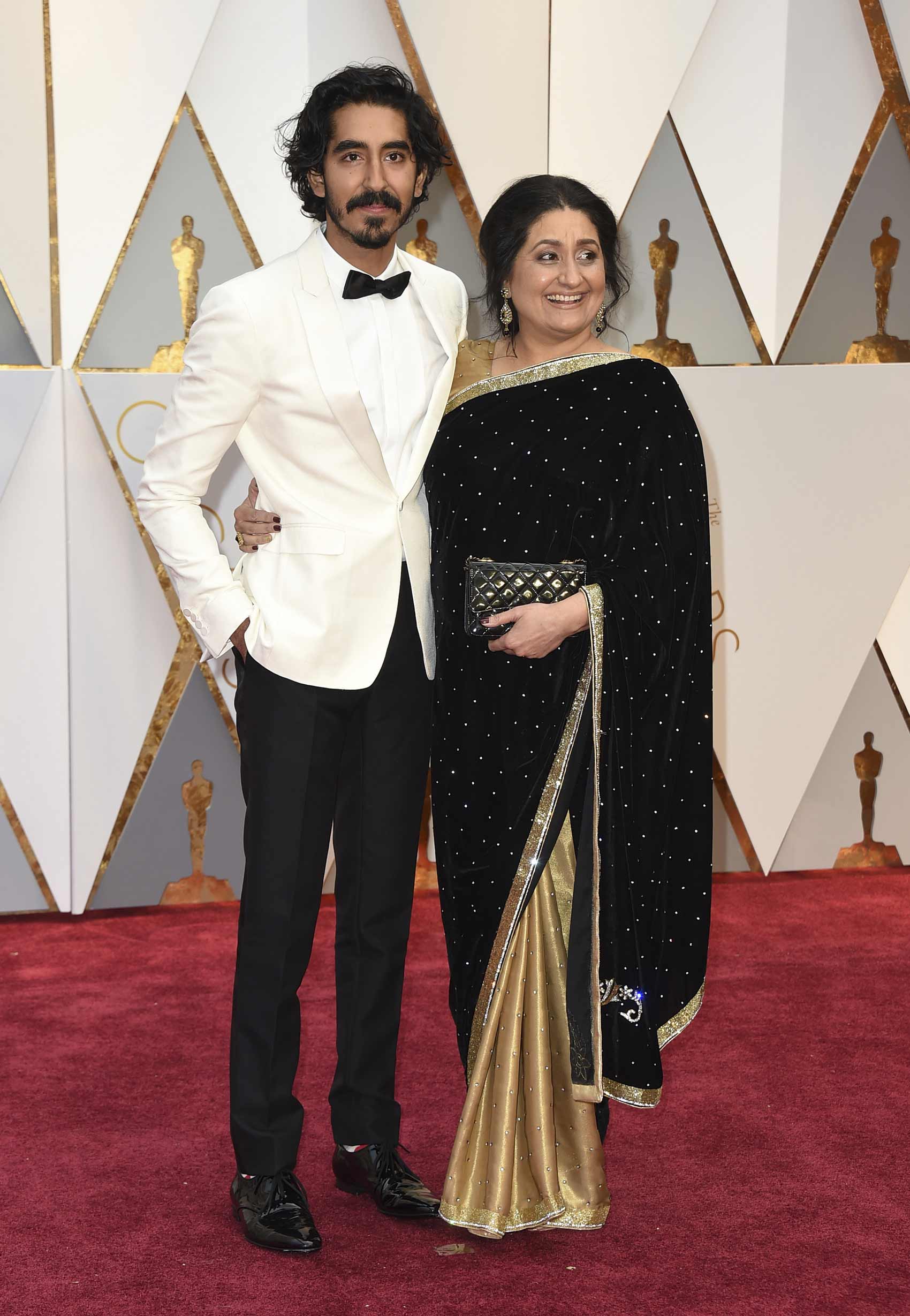 Nominado como Mejor actroz de reparto por 'Lion', Dev Patel se lleva a su madre a la ceremonia de los Oscar.