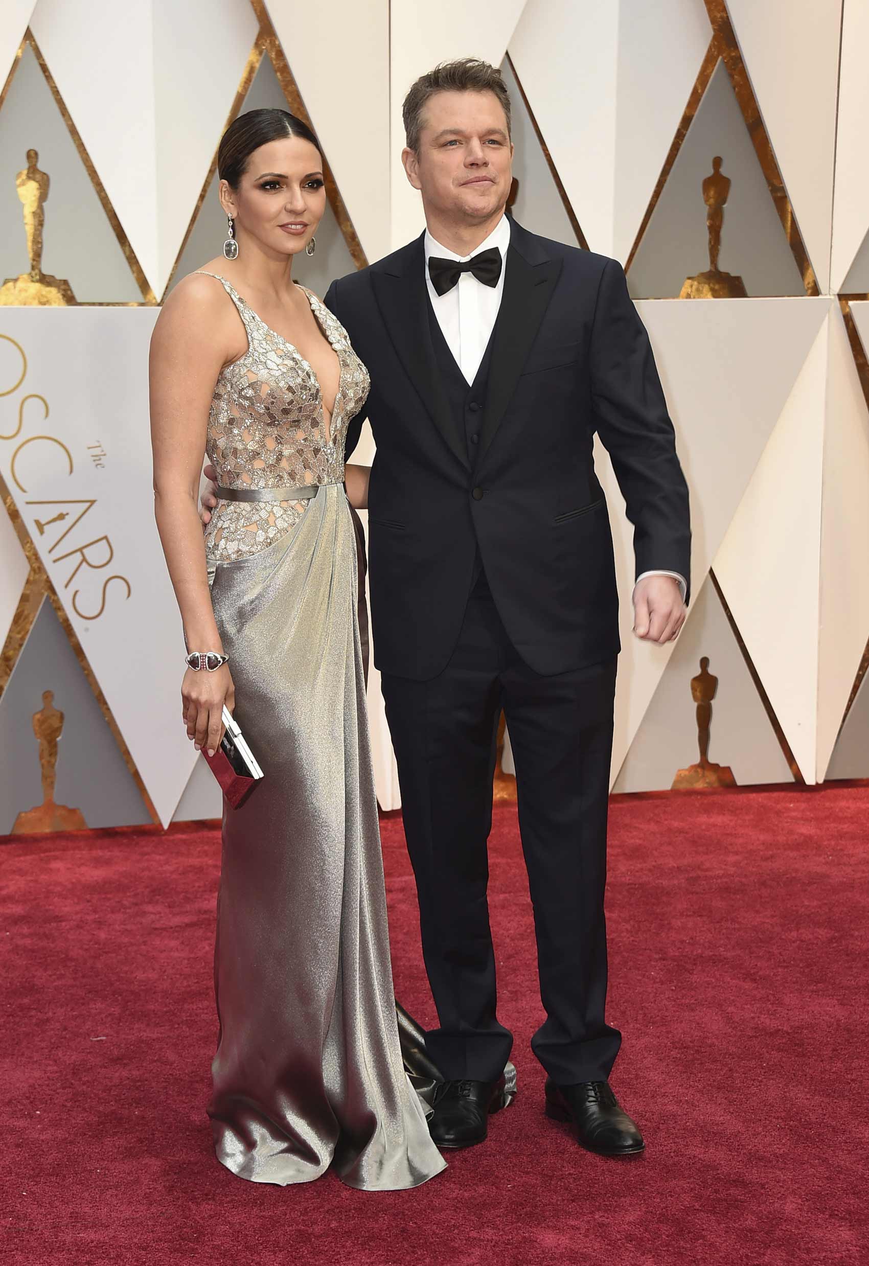 Matt Damon posa con su esposa, Luciana Barroso, en los 89 Premios Oscar.