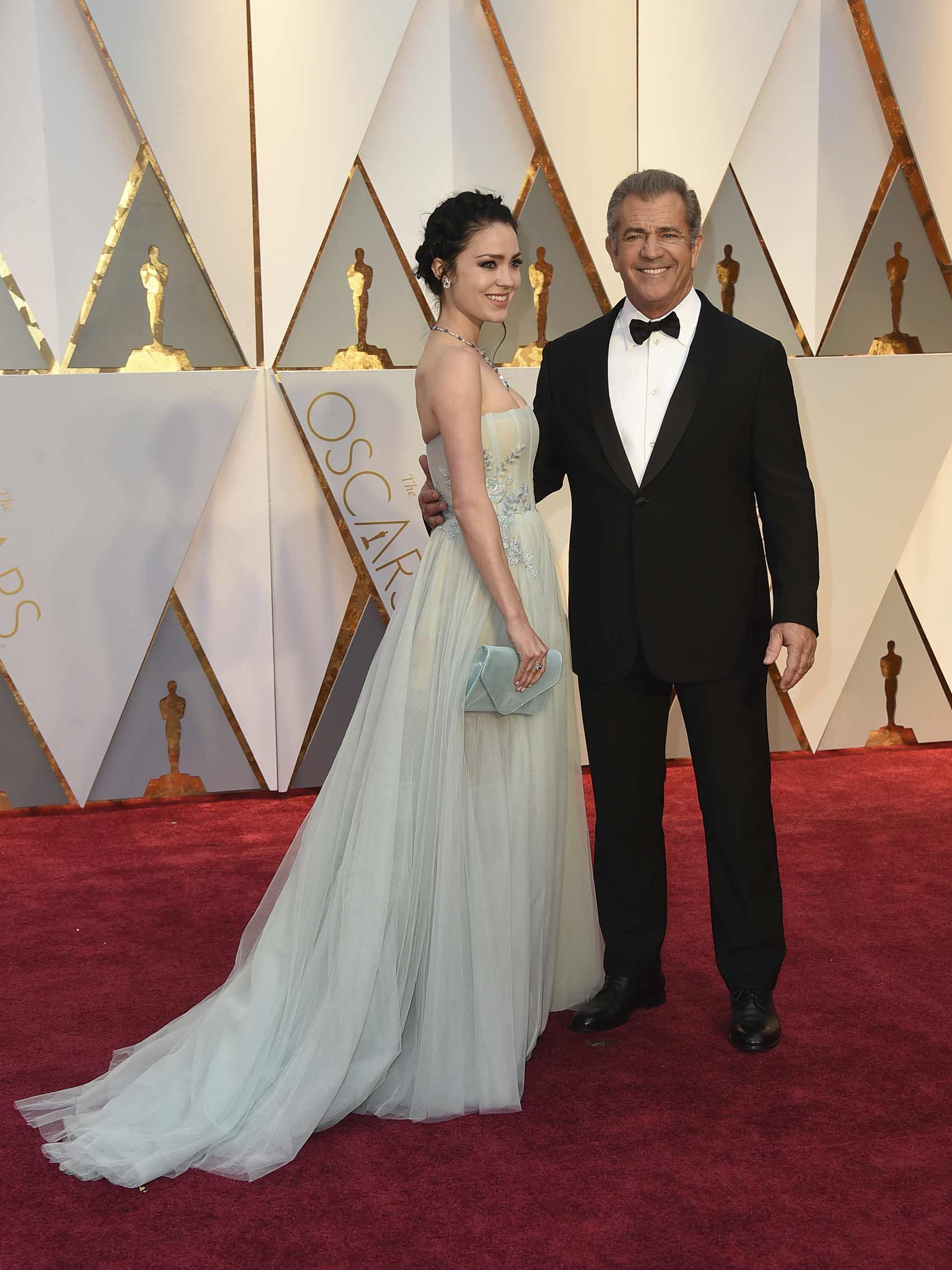 Mel Gibson, nominado como Mejor director, a su llegada junto a su mujer, Rosalind Ross.