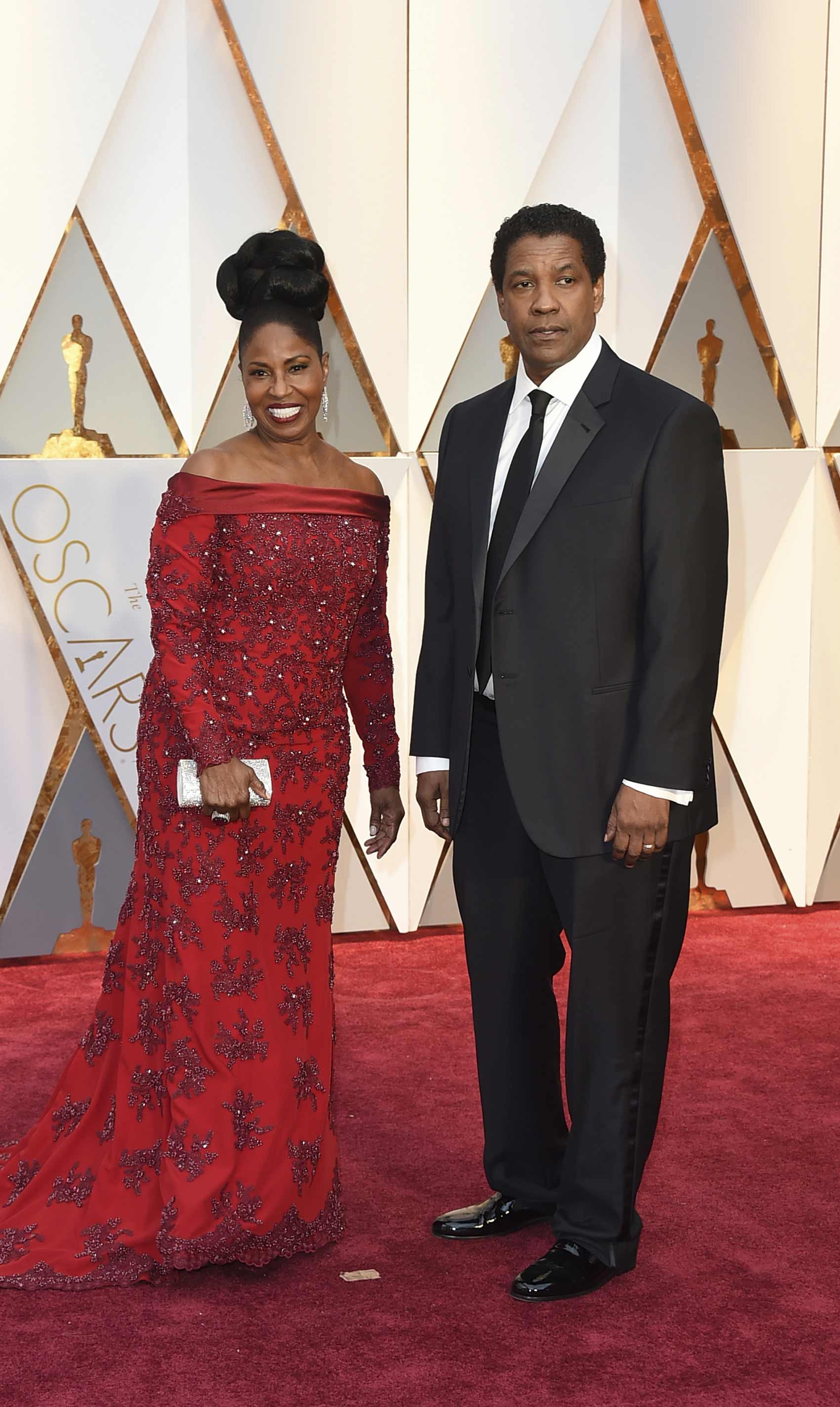 Nominado al Oscar como Mejor Actor, Denzel Washington a su llegada con su esposa.
