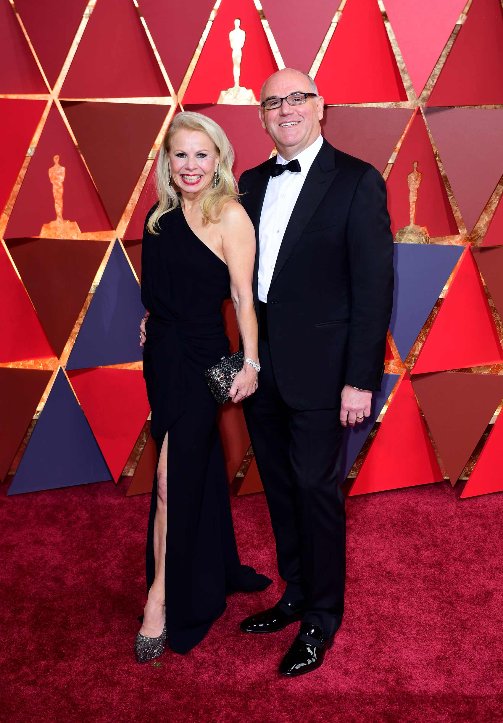 El productor Howard Barish llega con su esposa a la 89 edición de los Oscars.
