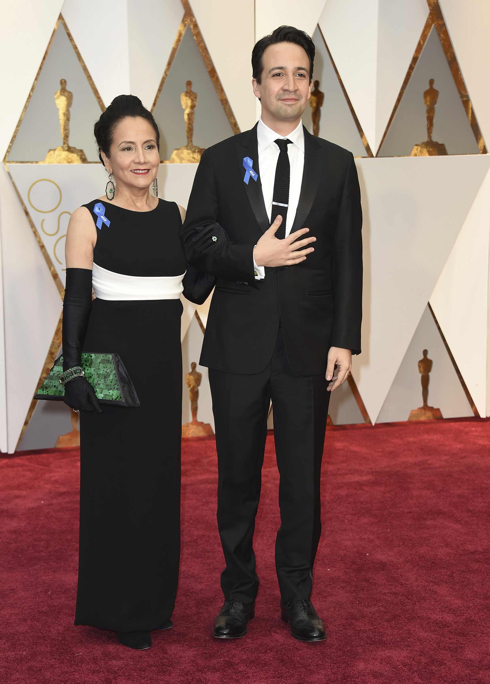 Luz Towns-Miranda y Lin-Manuel Miranda sobre la alfombra roja de la gran fiesta de Hollywood.