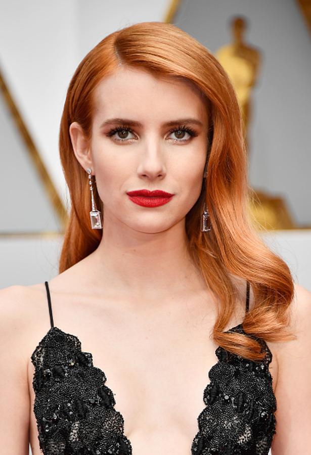 Una de las más elegantes de la noche, Emma Roberts lució su melena suelta con ondas en las puntas y raya a un lado que combinó con labios rojos y sombras en tonos marrones y un toque glitter en el lagrimal.