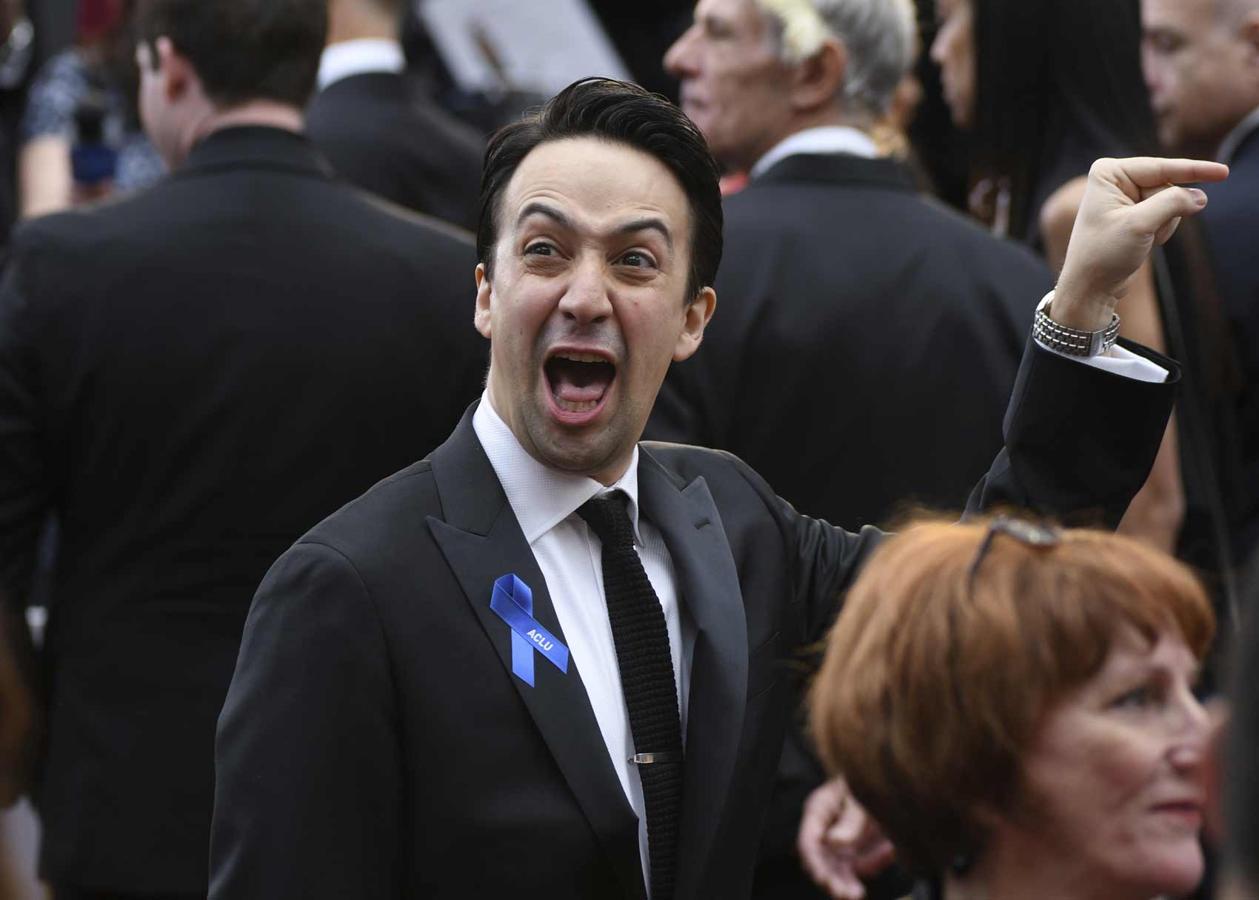 ¿Qué significaría el careto de Lin-Manuel Miranda? Lo que sí sabemos es que el lazo azul que lleva en la solapa de su chaqueta es de la campaña contra Donald Trump.