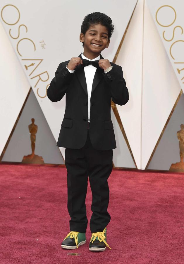 Sunny Pawan se atusa la pajarita delante de la prensa, demostrando que se puede ser un 'gentleman' aun con ocho años.